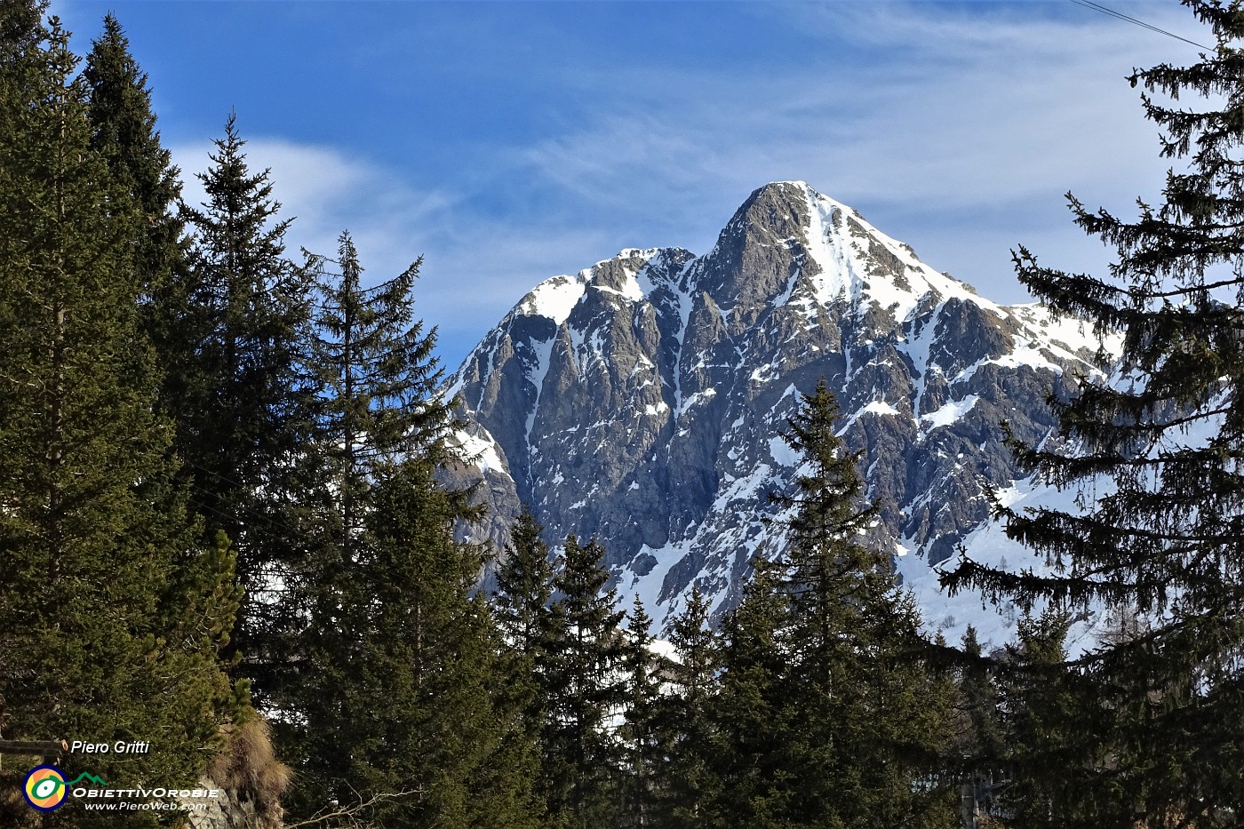 20 Compare in alto la cima del Monte Aga (2720 m).JPG